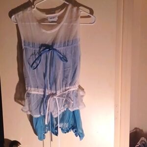 DKNY TOP FITS LIKE A MEDIUM